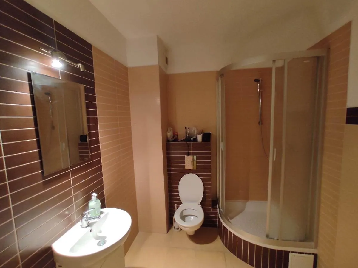 Nice Room With 2 Shared Bathrooms ,Wc , 2Km To Old Town -100M From Metro Szwedzka Варшава 0*,  Польша